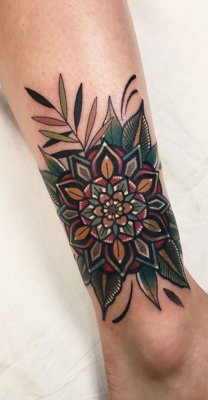  Tatouage mandala coloré sur le poignet